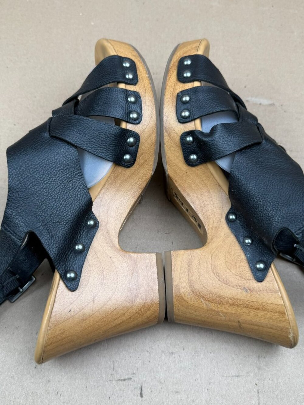Women's Korks Black Leather Strappy Wooden Clog Sandals Size 9M - Picture 3 of 8